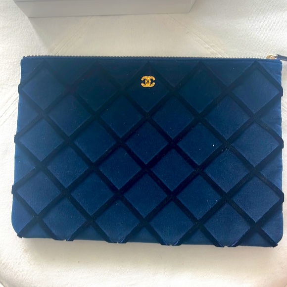 Chanel bag clutch blue velvet with Box, dustbag card ribbon camelia ribbon - Picture 1 of 15
